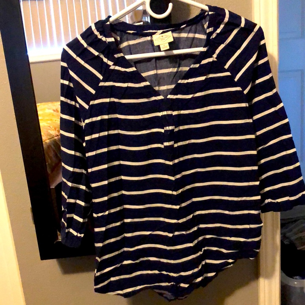 Nice striped navel blue top.